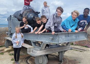 Year 6 have had a fun and windswept day in the IOW: we ate lunch at Alum Bay, watched the Glass Works demonstration, walked up to the Old Battery and saw the Needles. Now we are settled in our rooms 