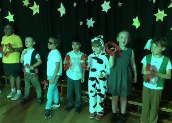 This morning 2KM performed their proud showcase to the school. Our showcase was all about Jack and the Beanstalk and featured singing, instruments and fantastic acting - well done 2KM.