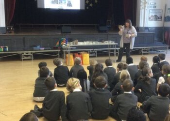 Year 3 enjoyed an excellent and Iinformative science workshop about the different types of rock from a geologist!